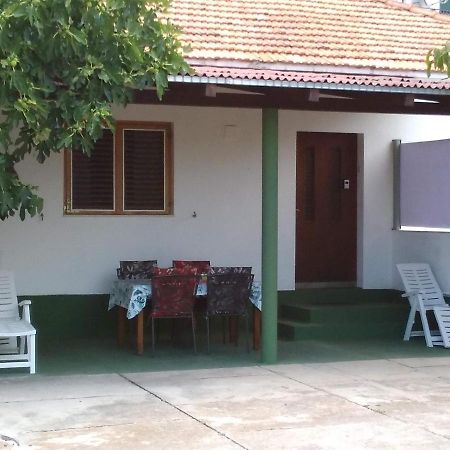 House " Bond " Villa Tisno Bagian luar foto