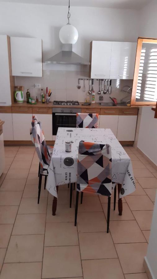 House " Bond " Villa Tisno Bagian luar foto