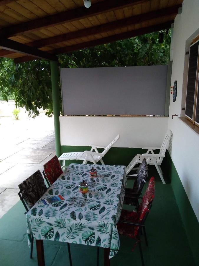 House " Bond " Villa Tisno Bagian luar foto